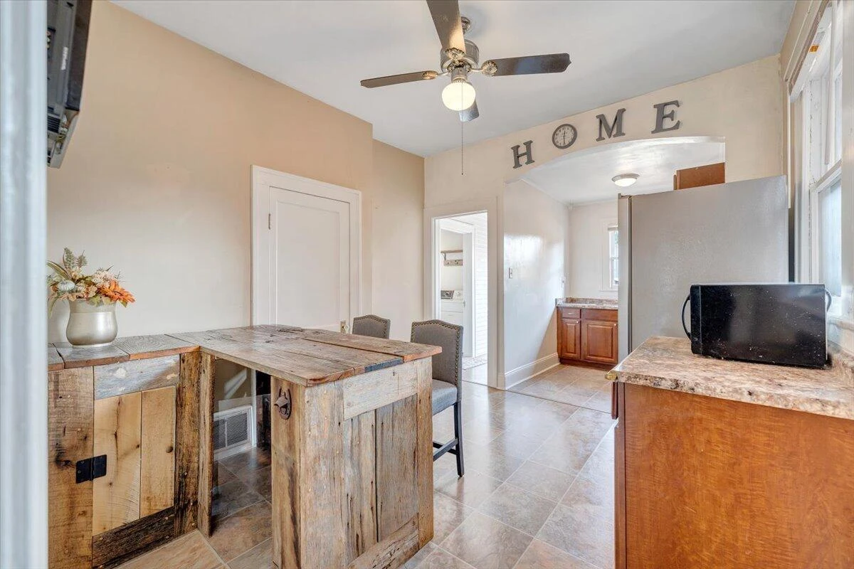 1105 Montrose AVE - Photo 16