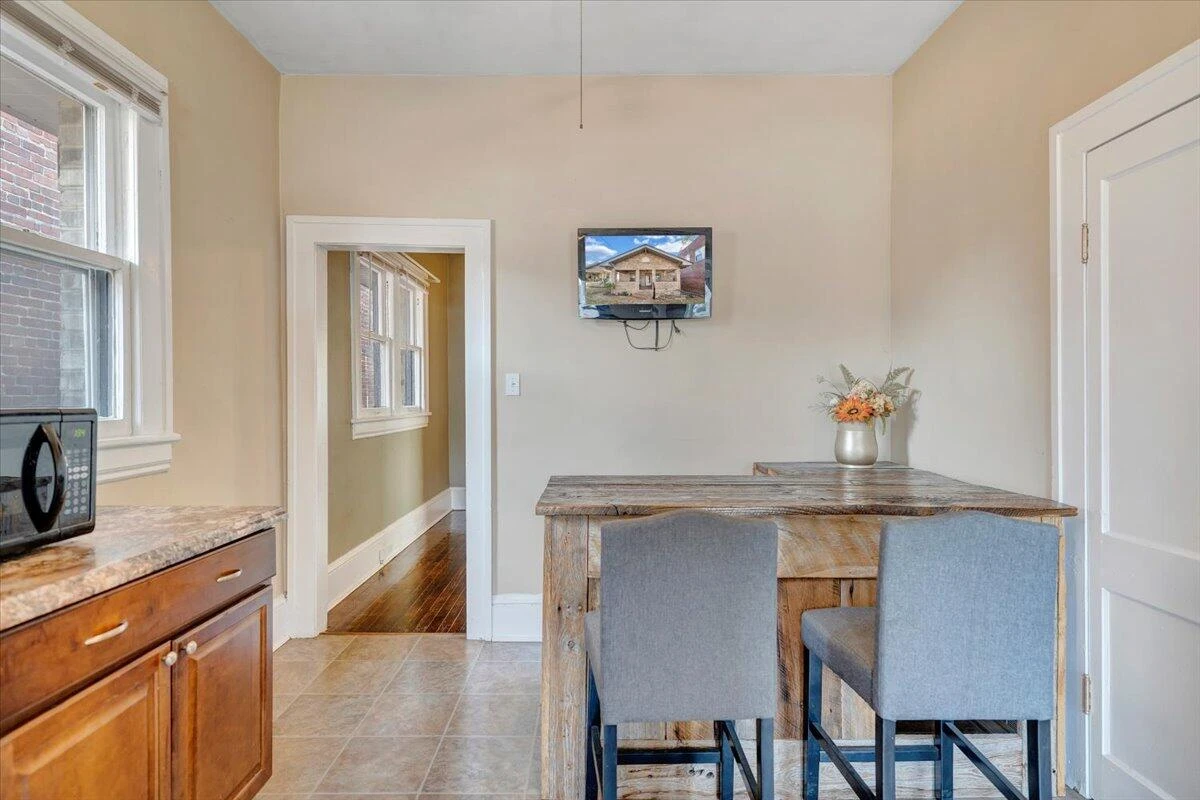 1105 Montrose AVE - Photo 17