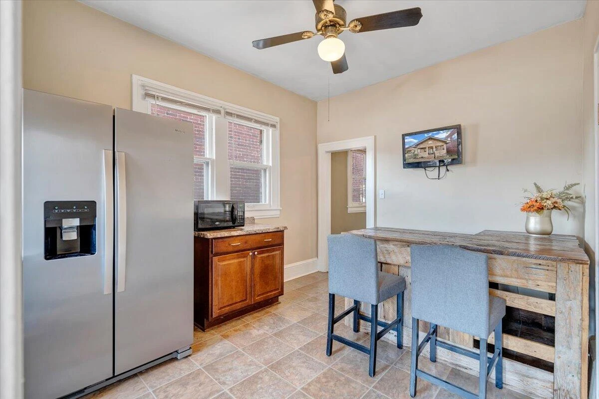 1105 Montrose AVE - Photo 18