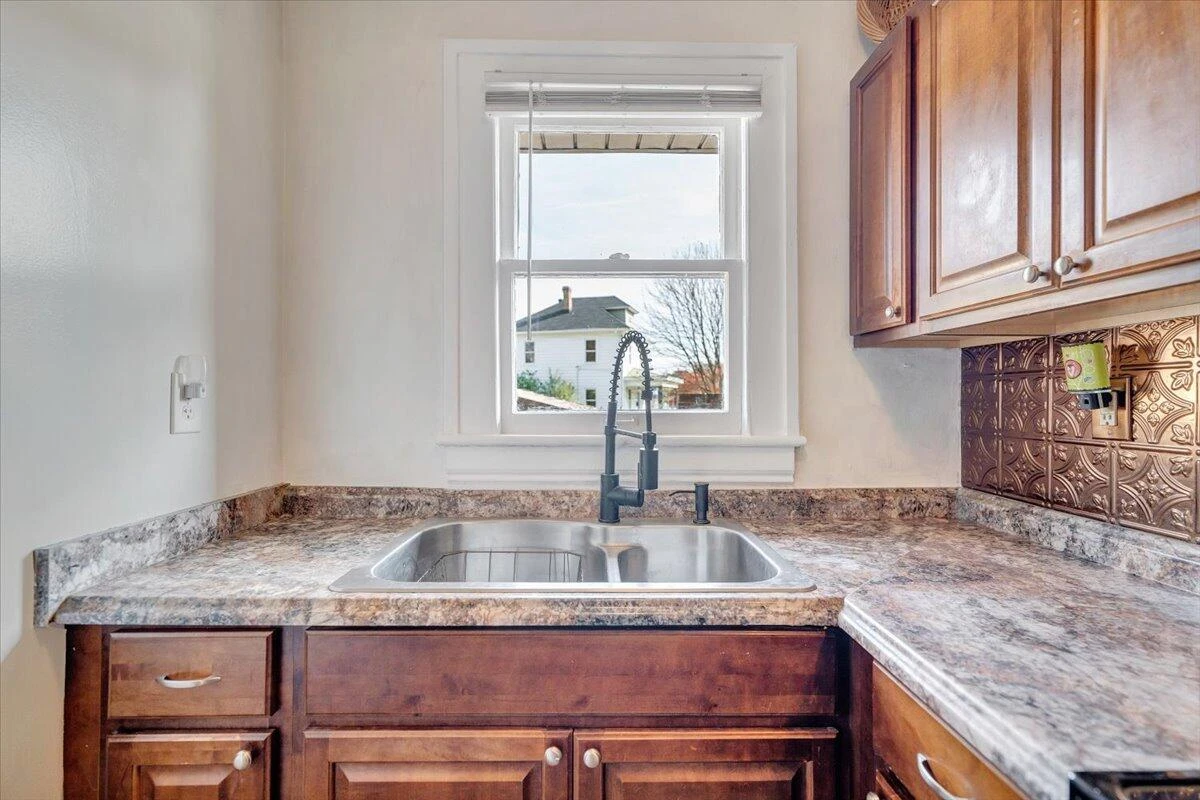 1105 Montrose AVE - Photo 20