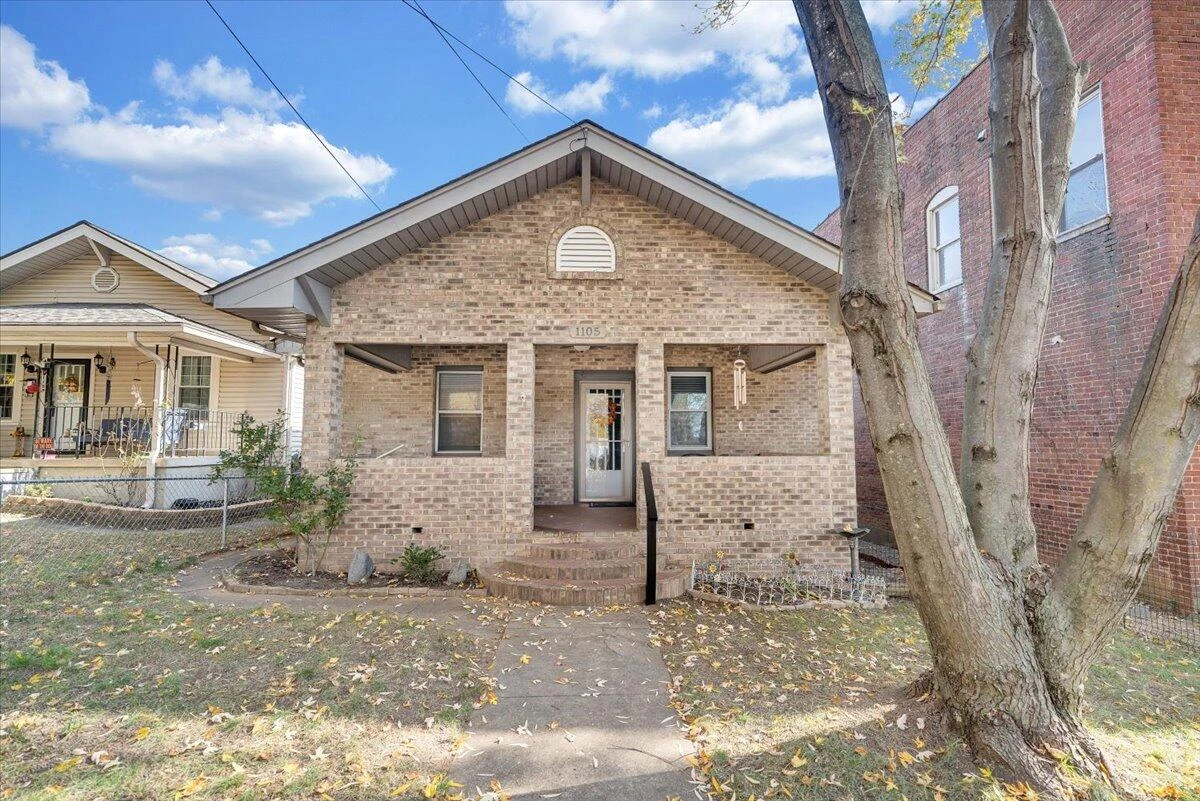 1105 Montrose AVE - Photo 3