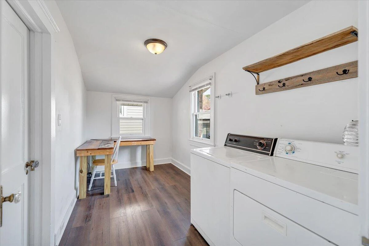 1105 Montrose AVE - Photo 22
