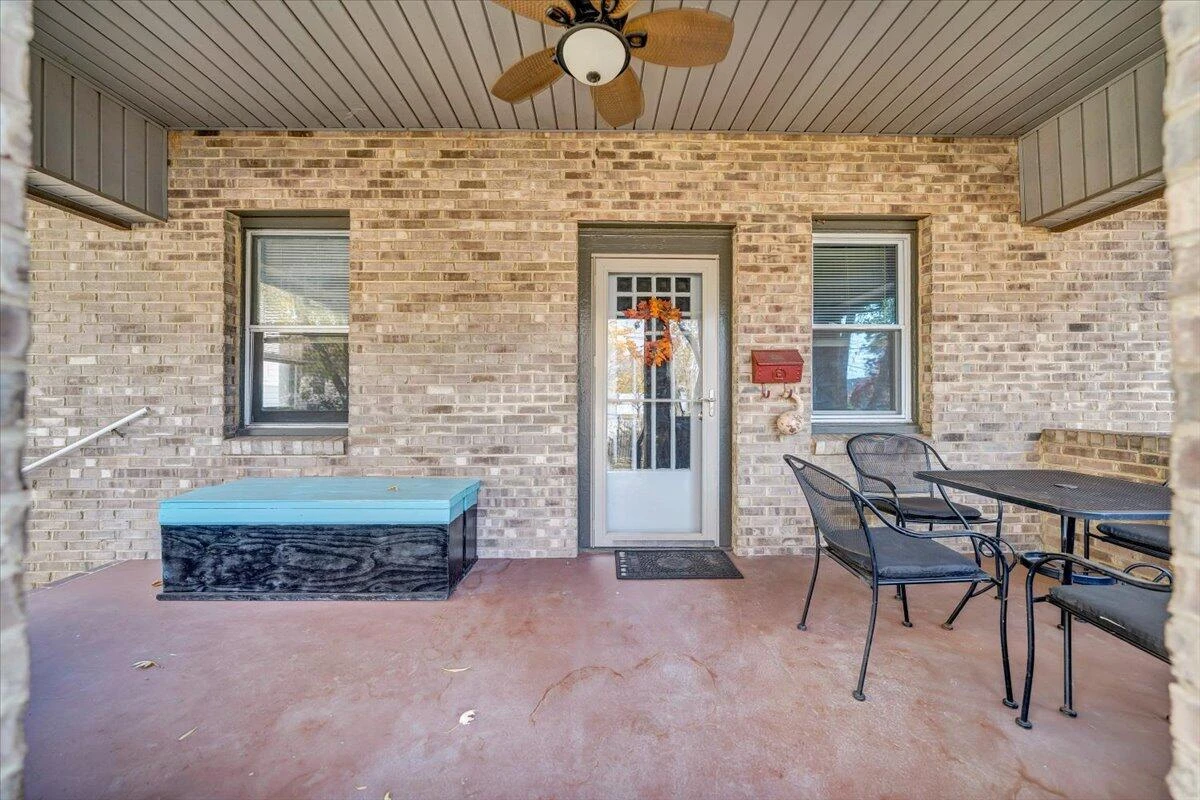 1105 Montrose AVE - Photo 5