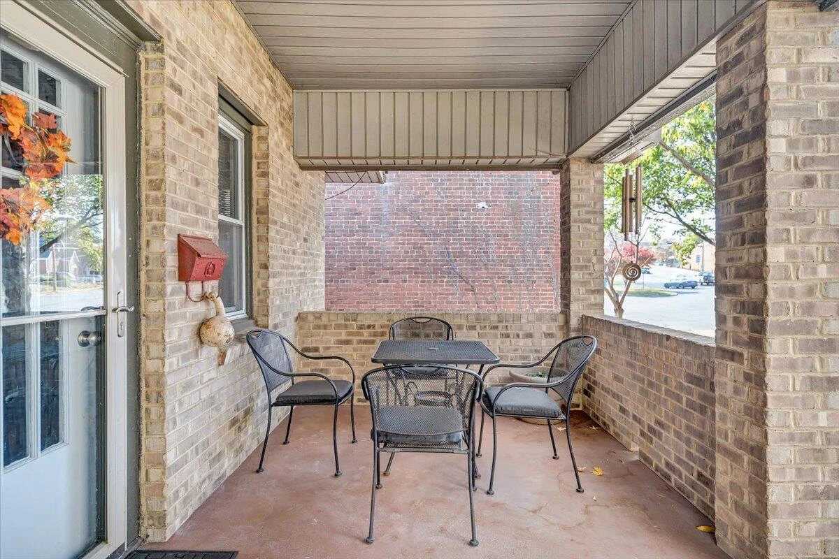 1105 Montrose AVE - Photo 6
