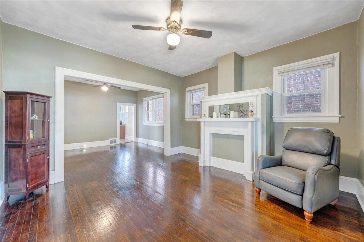 1105 Montrose AVE - Photo 7