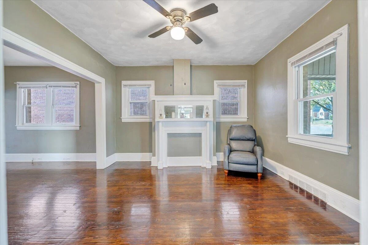 1105 Montrose AVE - Photo 8