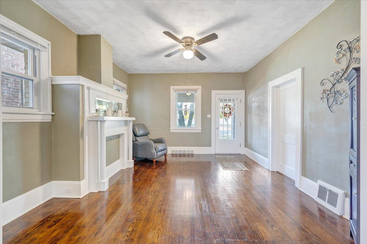 1105 Montrose AVE - Photo 9