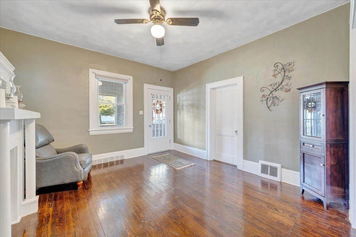 1105 Montrose AVE - Photo 10