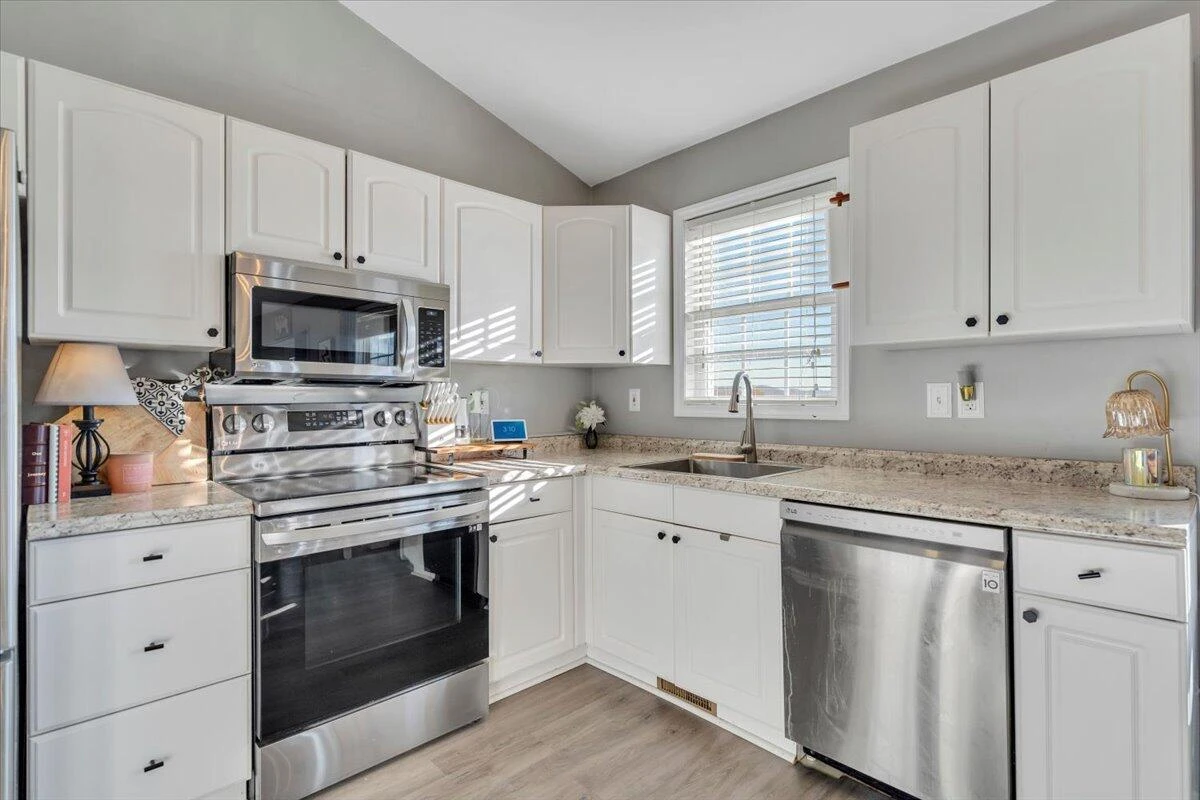 232 Eugene DR - Photo 16