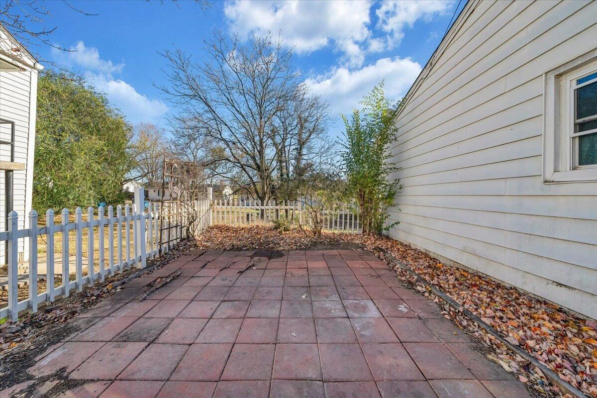 923 Morehead AVE - Photo 18
