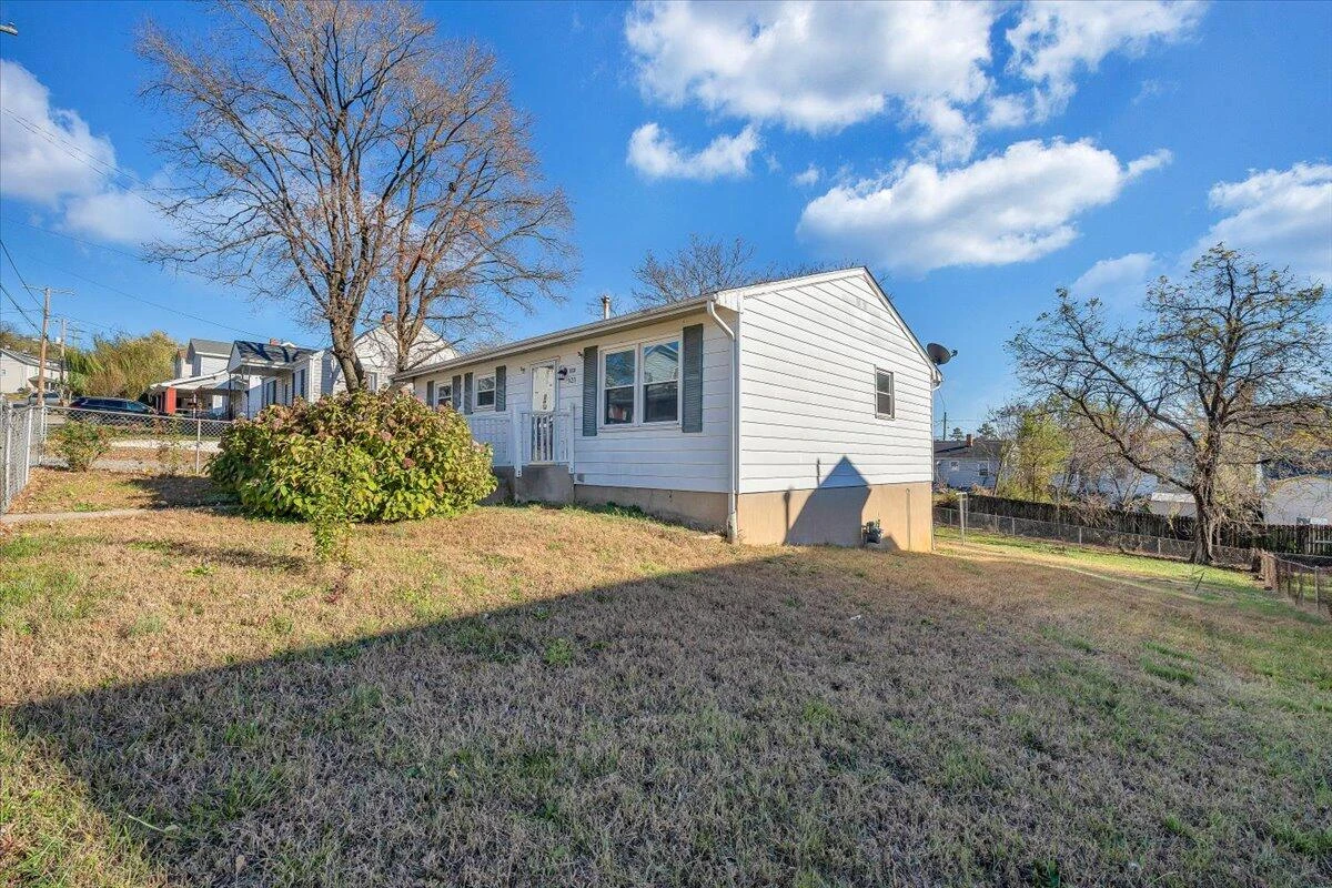 923 Morehead AVE - Photo 24