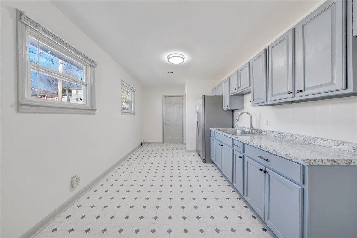 923 Morehead AVE - Photo 4