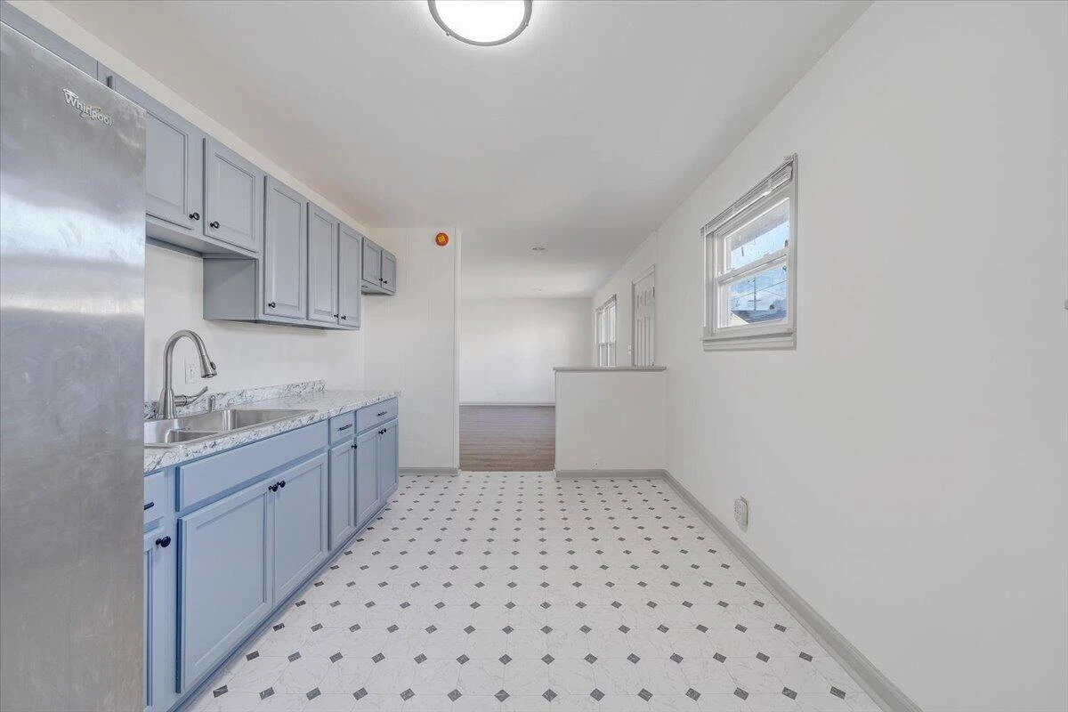 923 Morehead AVE - Photo 6