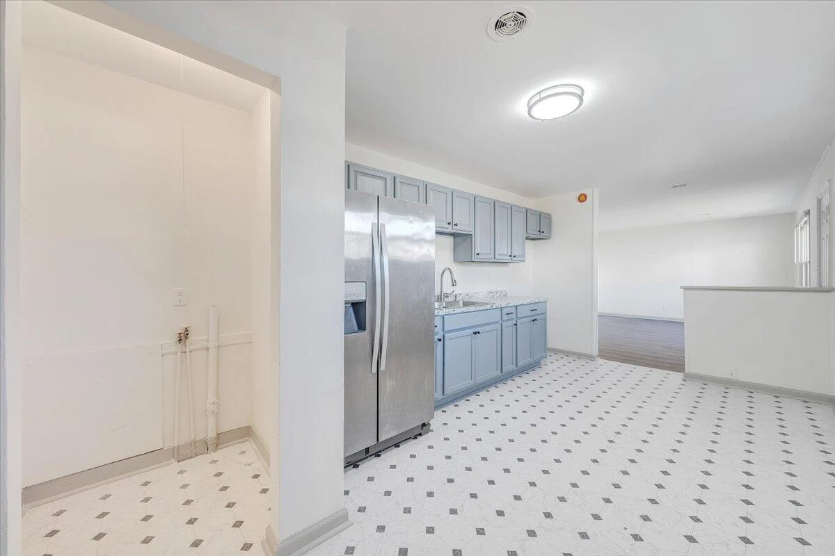 923 Morehead AVE - Photo 7