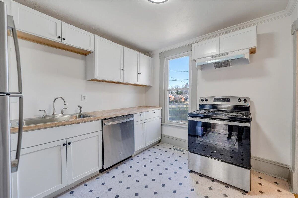 2415 Delaware AVE - Photo 15
