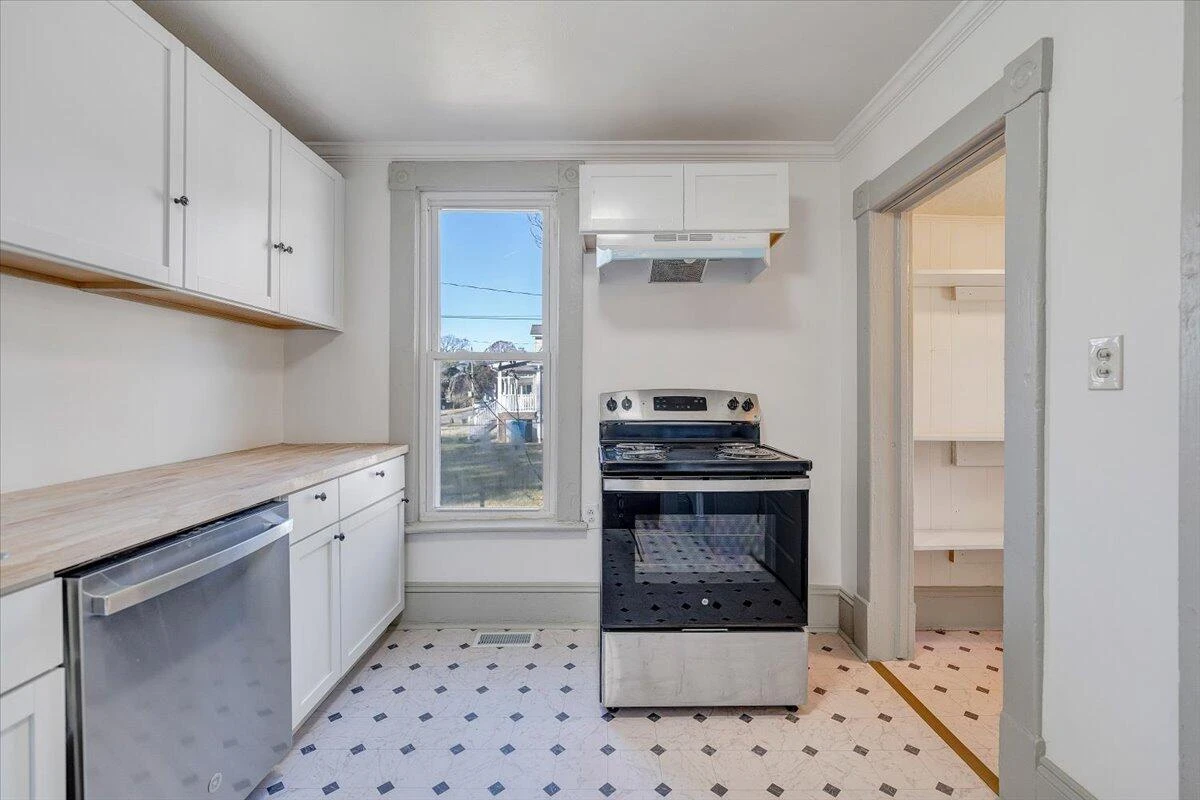 2415 Delaware AVE - Photo 16