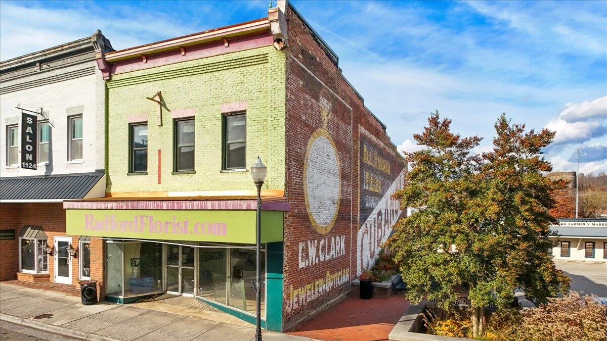 1120 Main ST - Photo 3