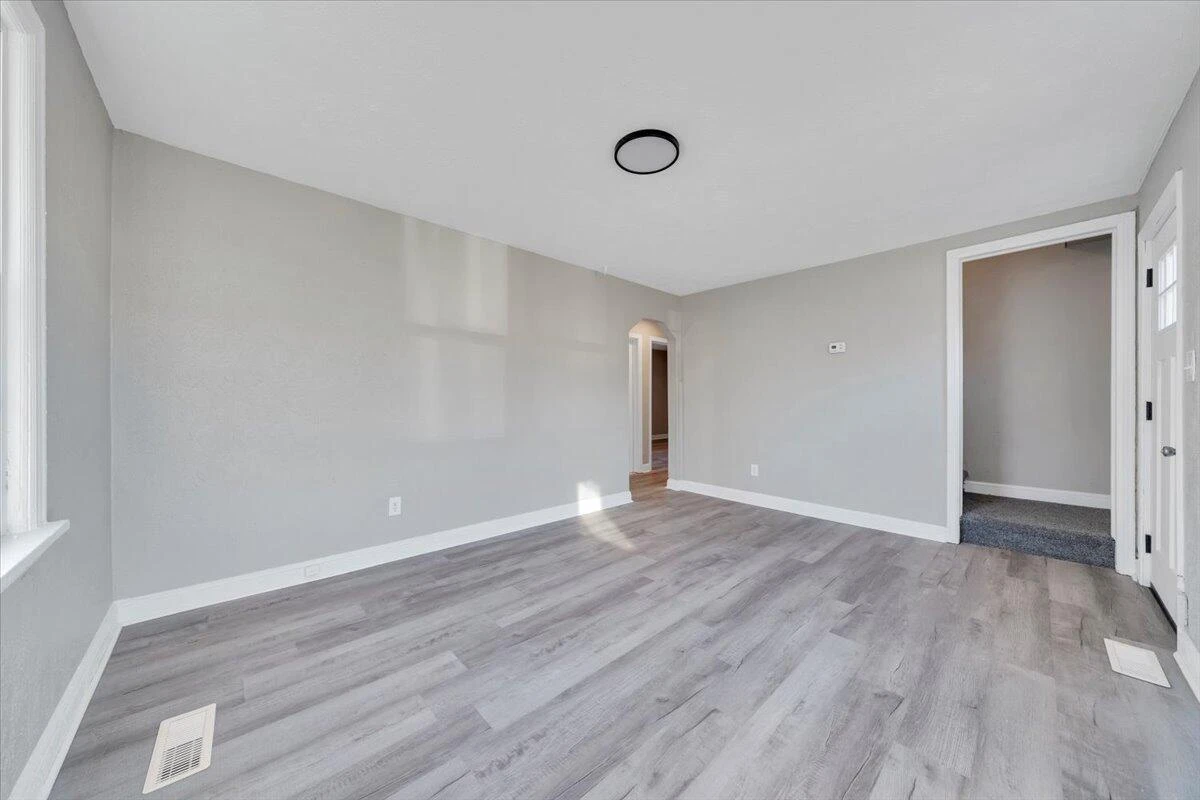 2218 Larchwood ST - Photo 4