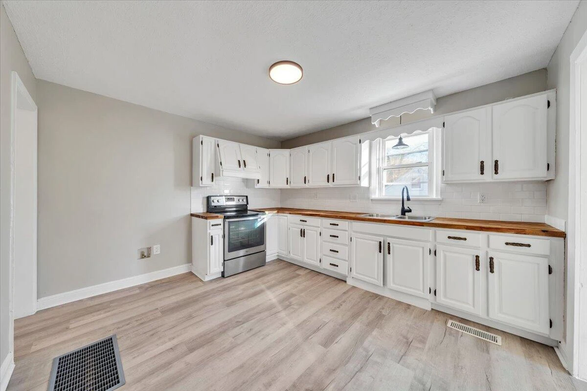 2218 Larchwood ST - Photo 7