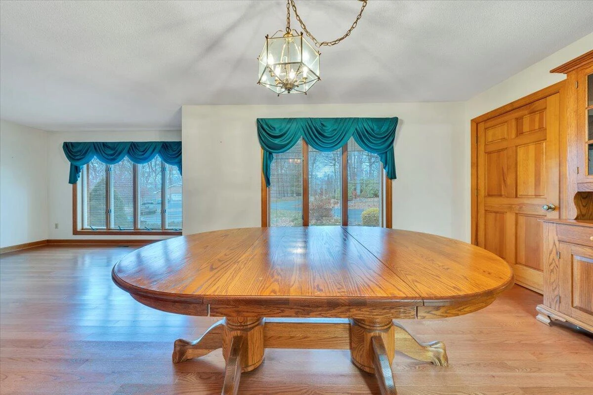 290 Patricia LN - Photo 10