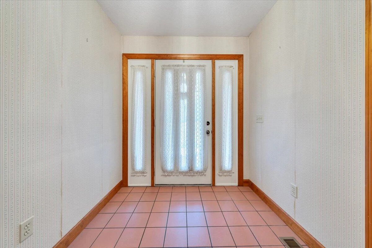 290 Patricia LN - Photo 2