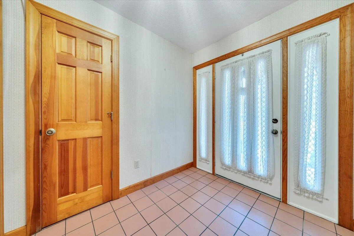 290 Patricia LN - Photo 3