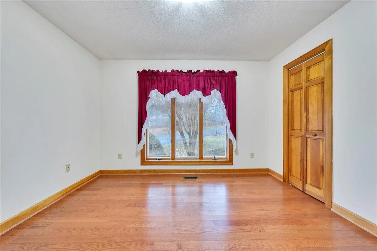 290 Patricia LN - Photo 31
