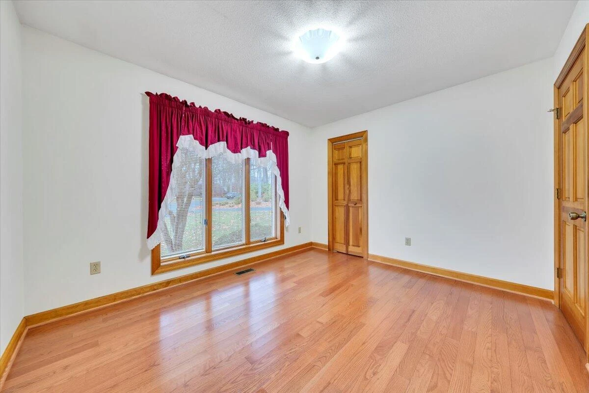 290 Patricia LN - Photo 32