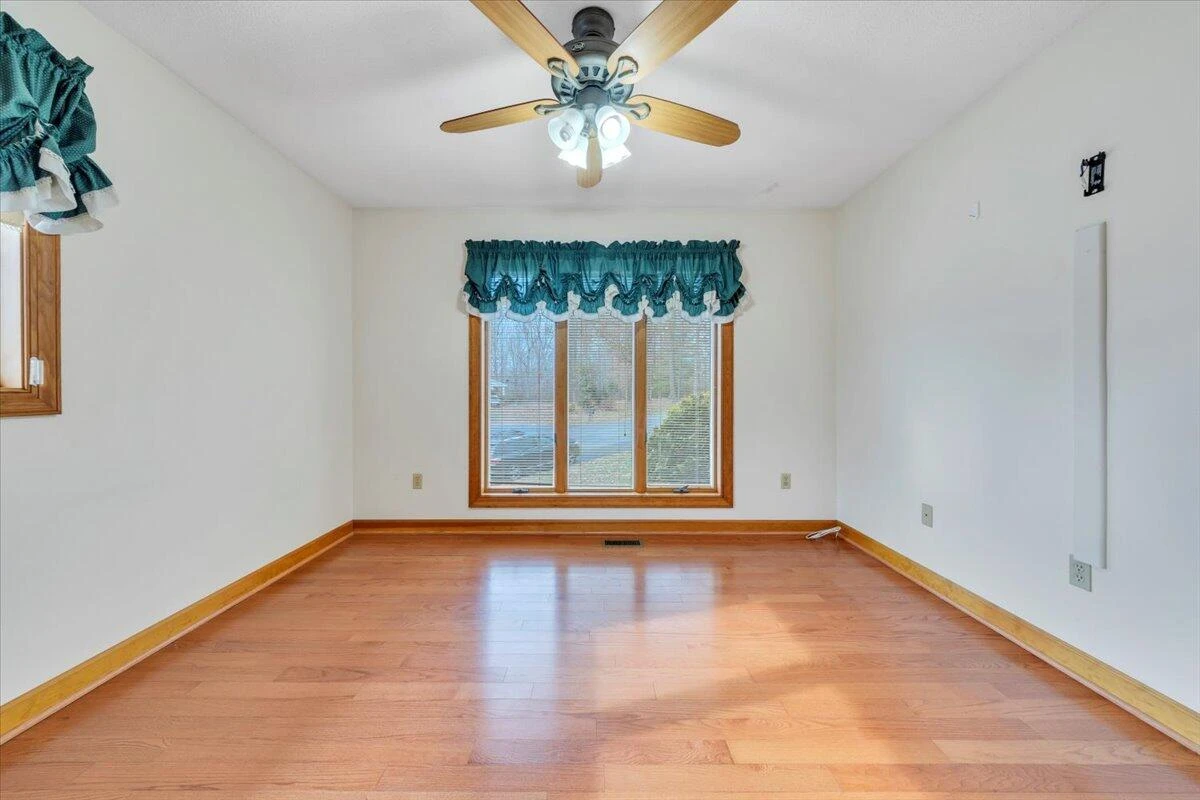 290 Patricia LN - Photo 33