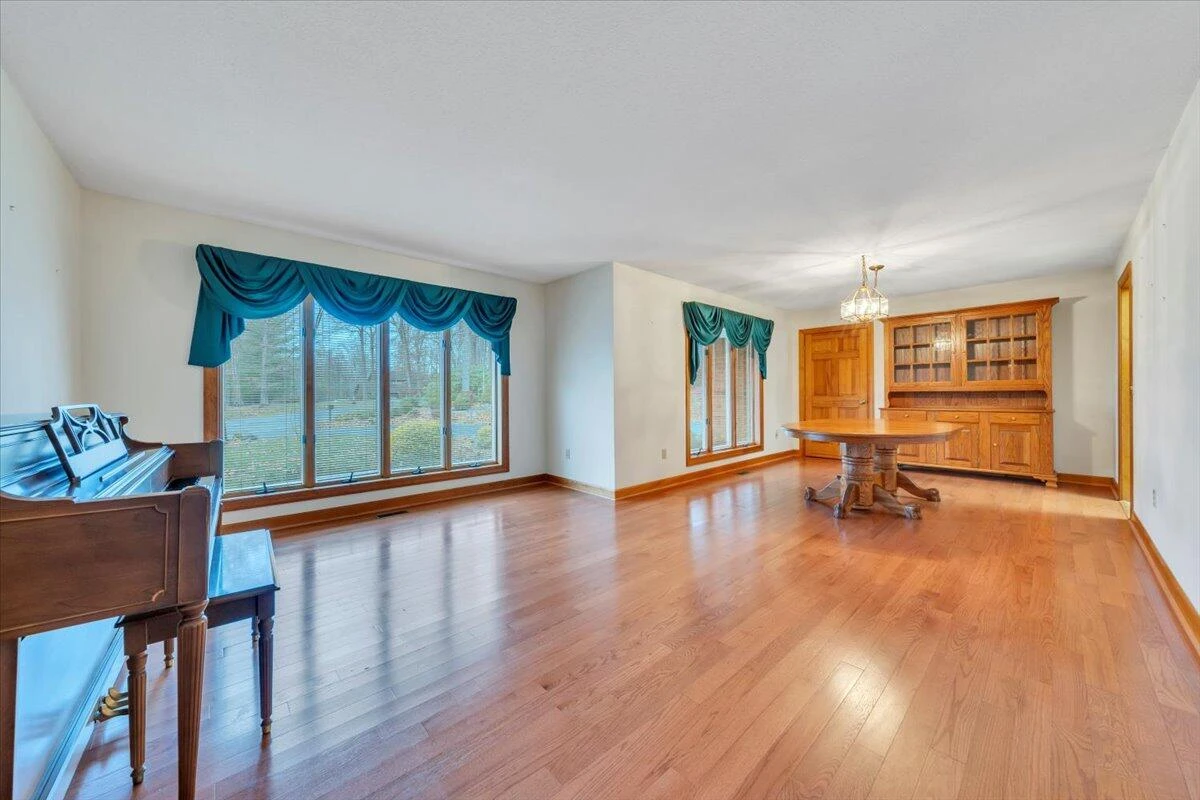290 Patricia LN - Photo 4