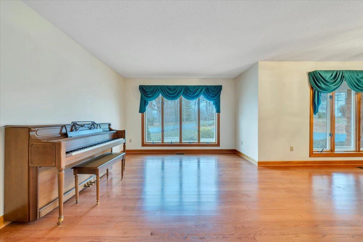 290 Patricia LN - Photo 5
