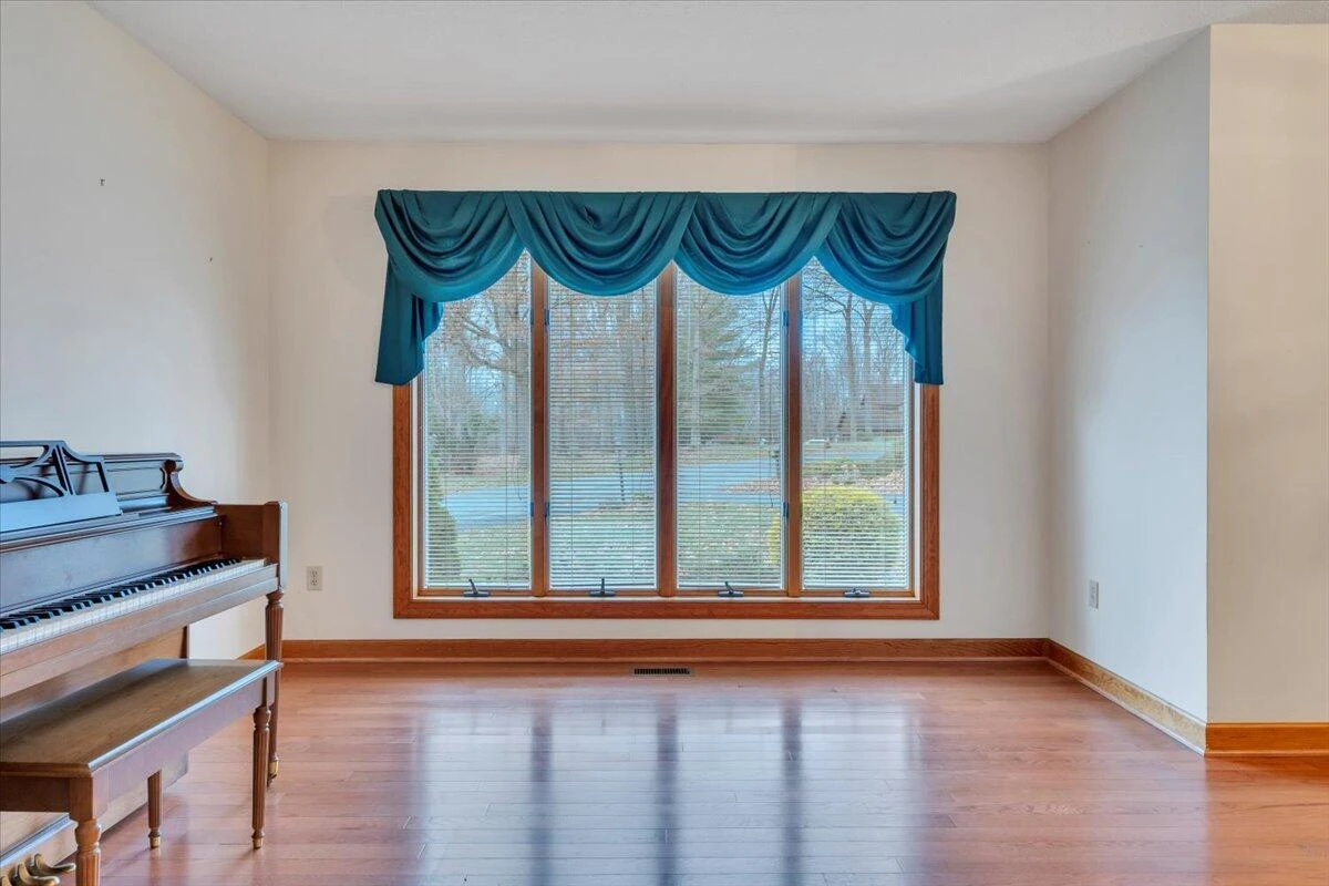 290 Patricia LN - Photo 6
