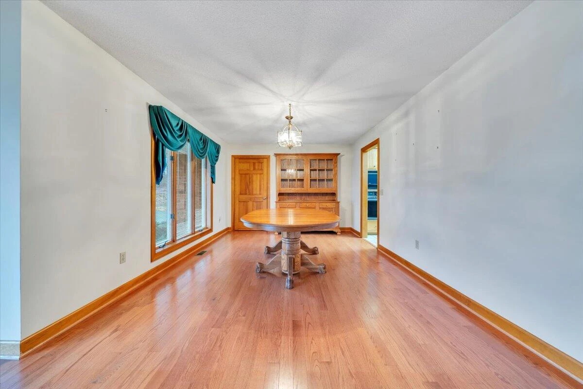 290 Patricia LN - Photo 8