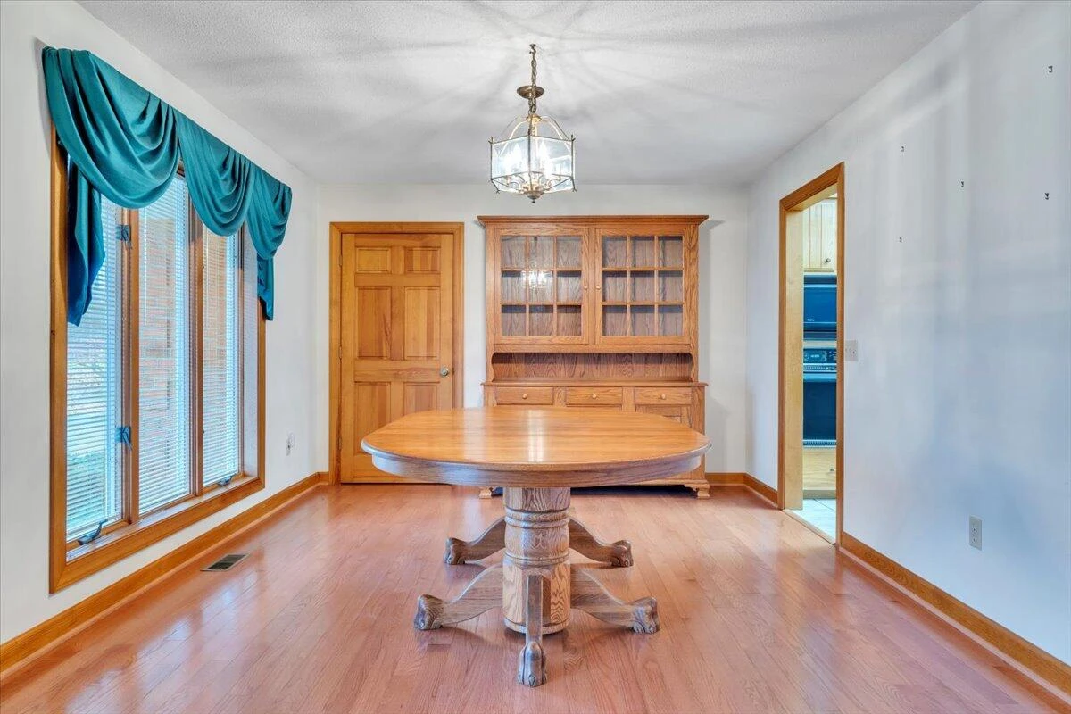 290 Patricia LN - Photo 9