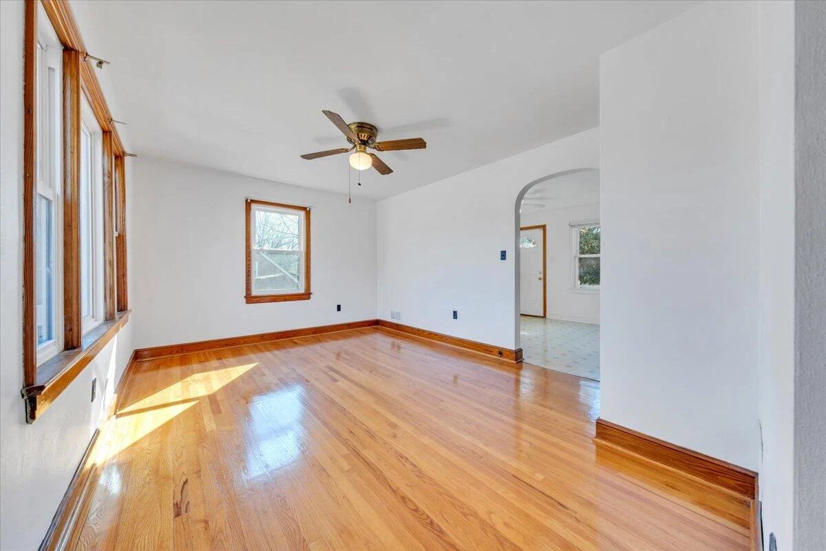 3504 Forest Hill AVE - Photo 2