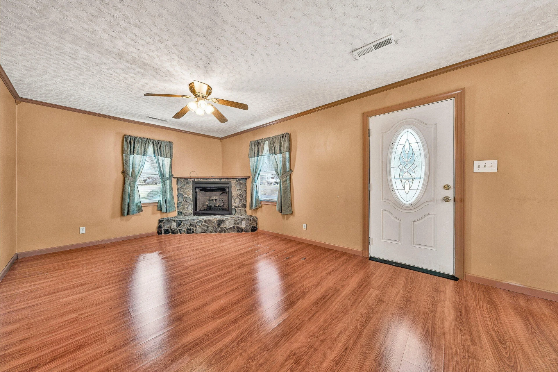 2504 Avalon AVE - Photo 4