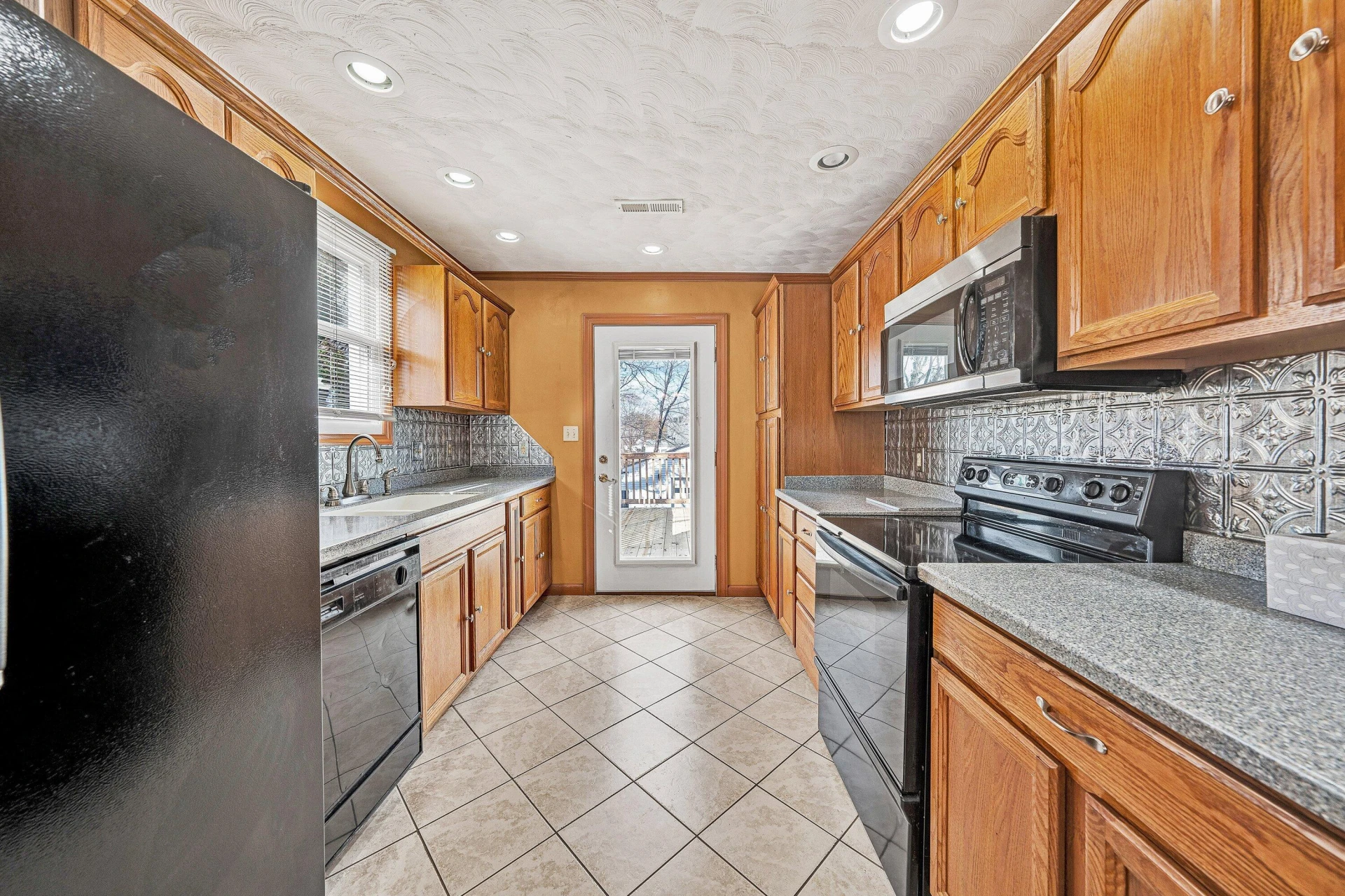 2504 Avalon AVE - Photo 7