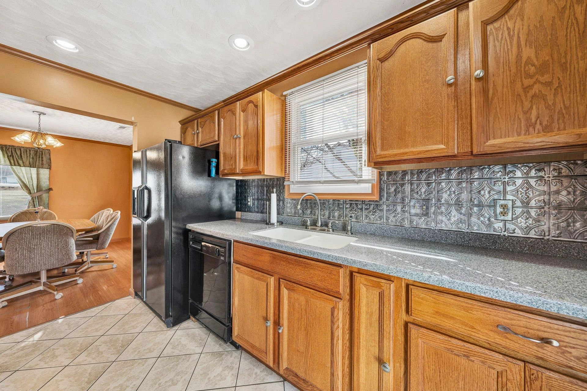2504 Avalon AVE - Photo 8