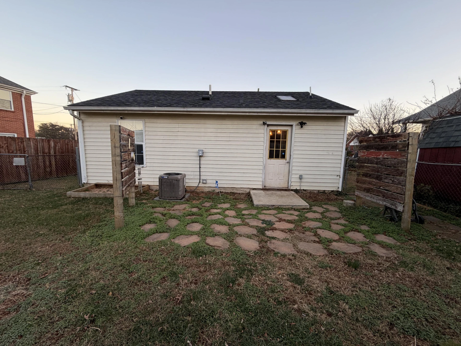 2930 Ravenwood AVE - Photo 10