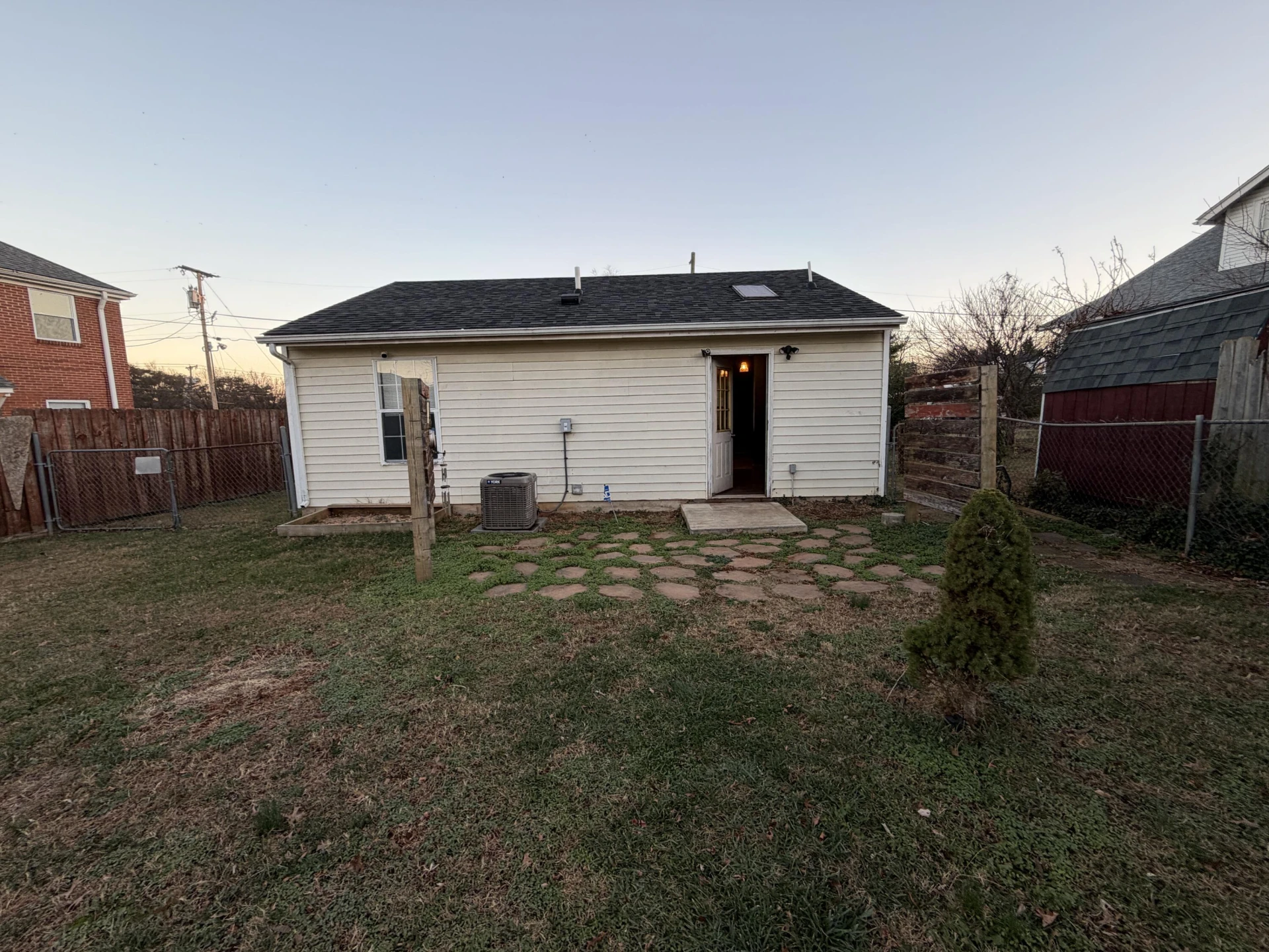 2930 Ravenwood AVE - Photo 9