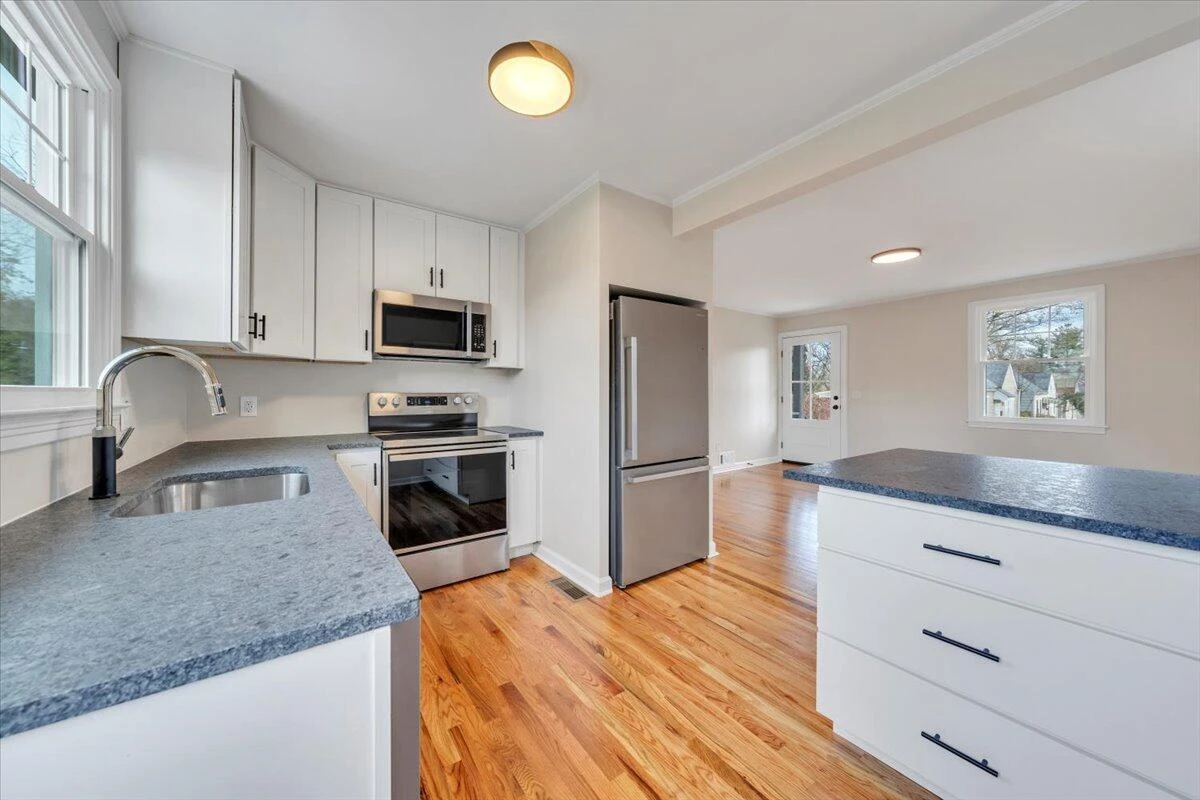 1004 26th ST - Photo 10