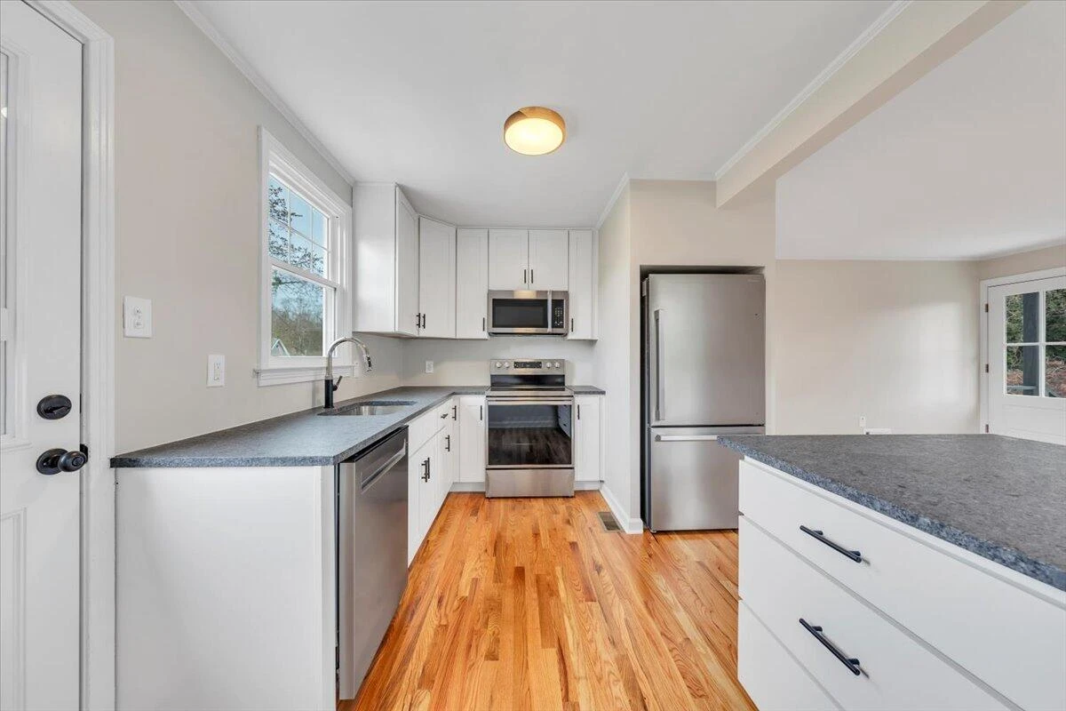 1004 26th ST - Photo 8