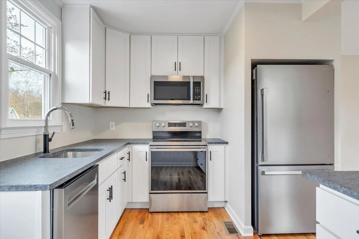 1004 26th ST - Photo 9
