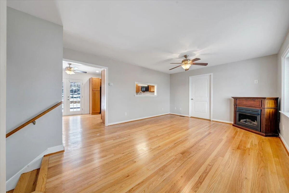 646 Augusta AVE - Photo 15