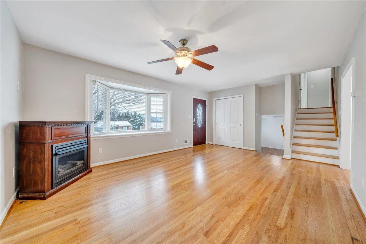 646 Augusta AVE - Photo 17