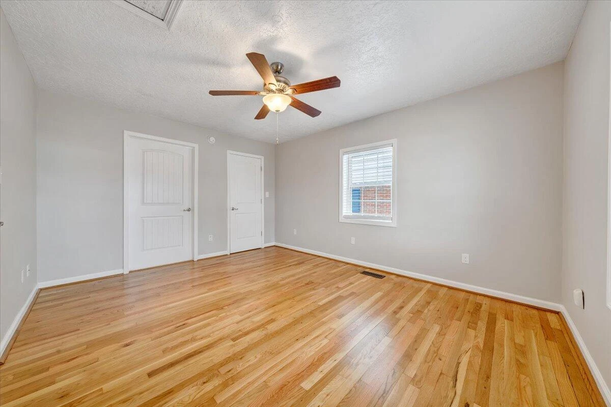 646 Augusta AVE - Photo 19