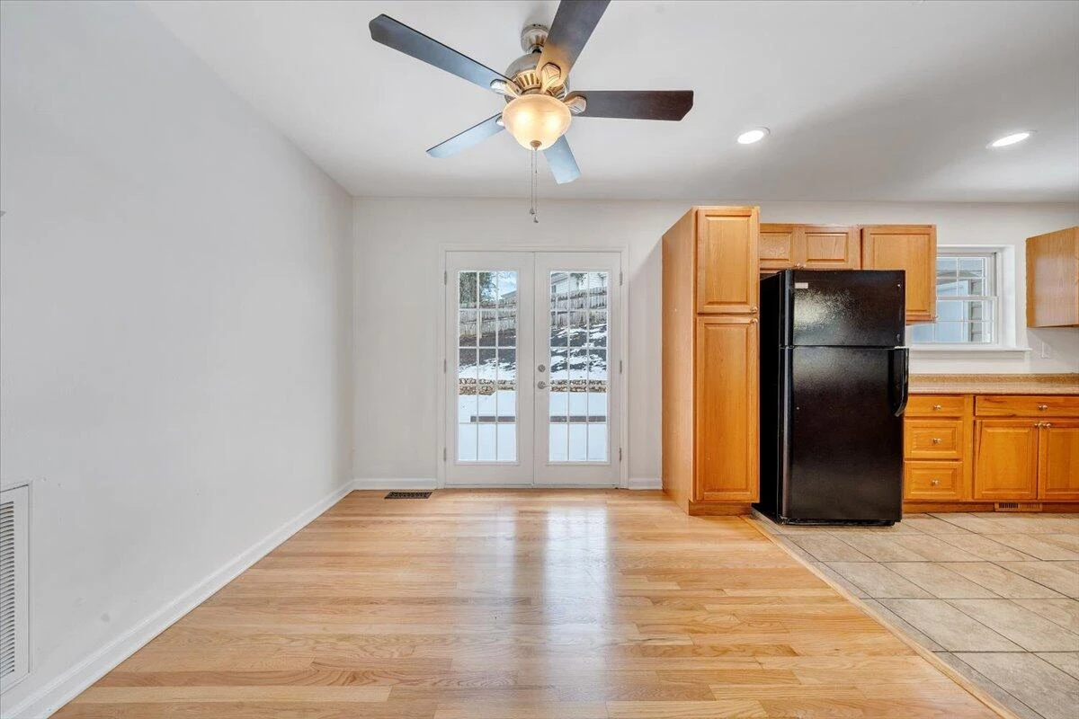 646 Augusta AVE - Photo 20