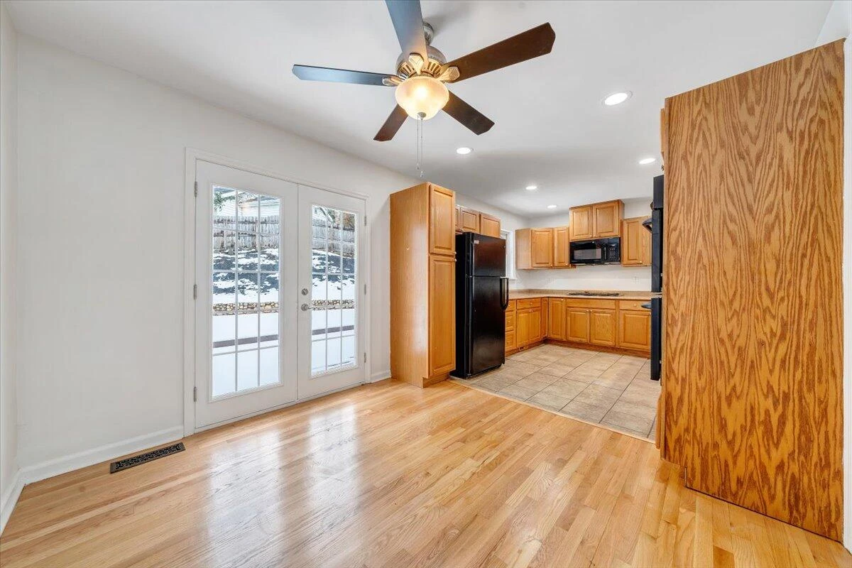 646 Augusta AVE - Photo 21