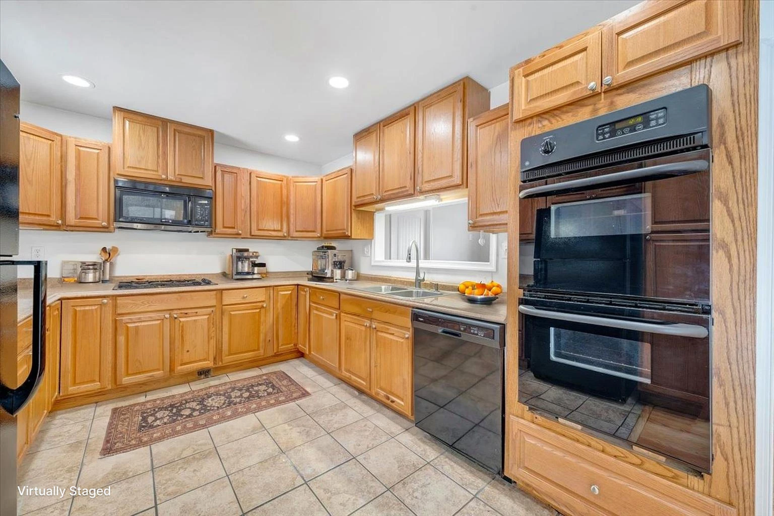 646 Augusta AVE - Photo 22