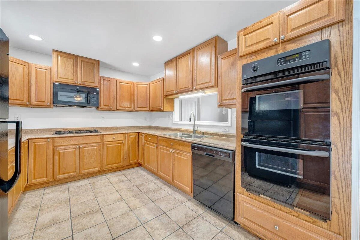 646 Augusta AVE - Photo 23